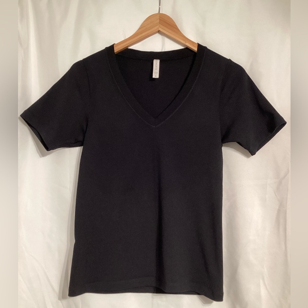 ATHLETA ribbed black top. Medium